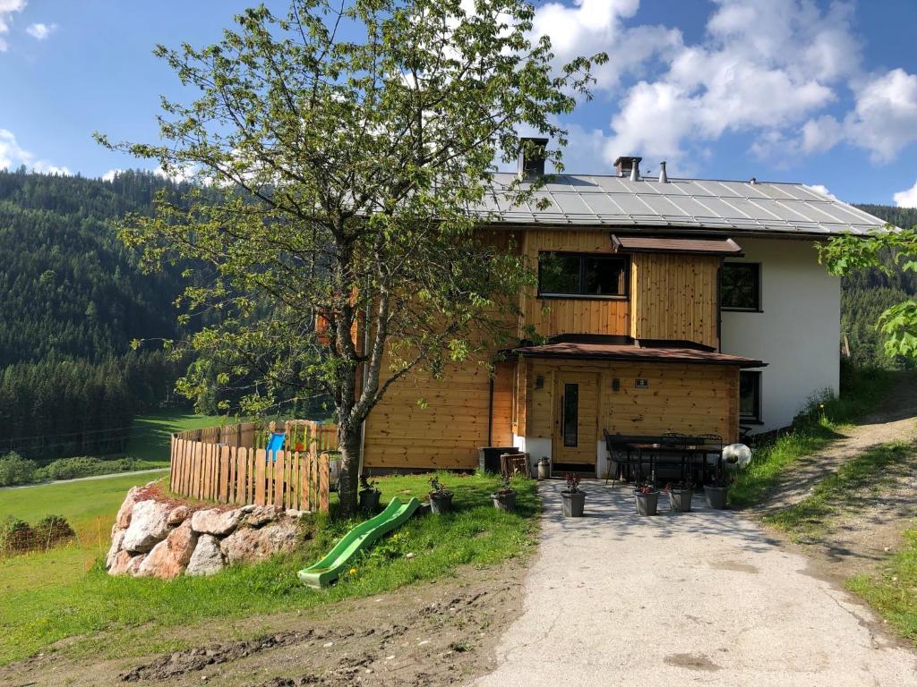 una casa con un tobogán verde delante de ella en Gut Schablberg en Radstadt