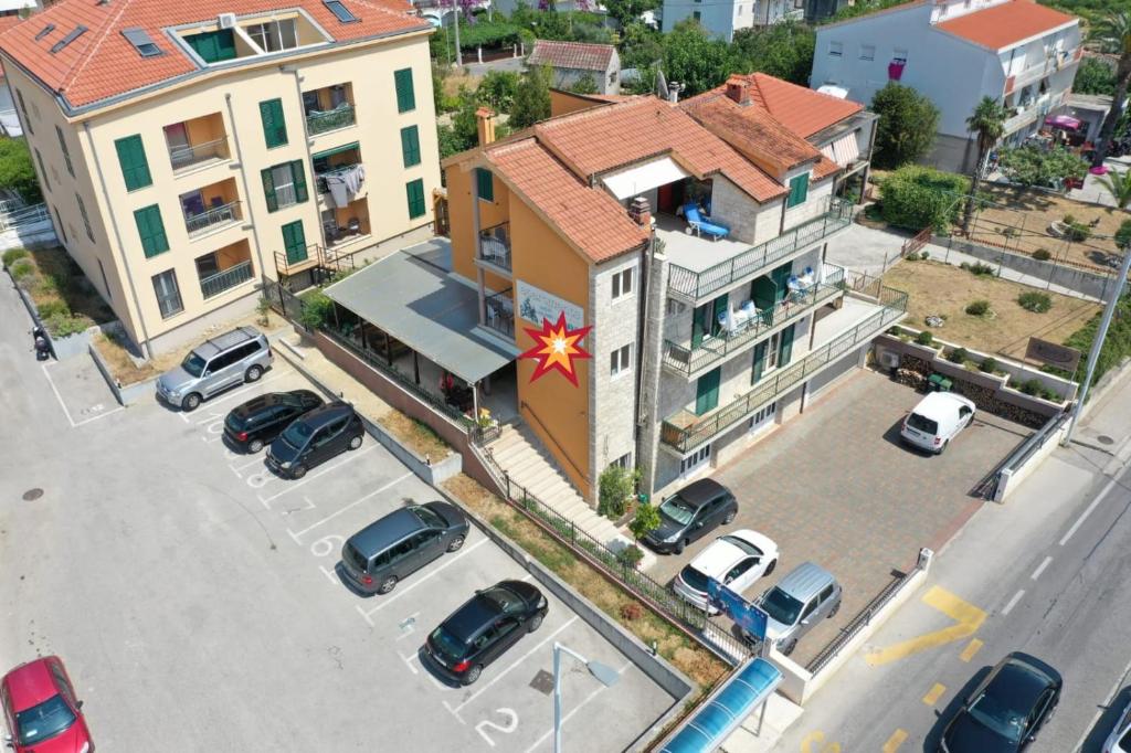 una vista aérea de un aparcamiento frente a un edificio en Nina Apartments, en Podstrana