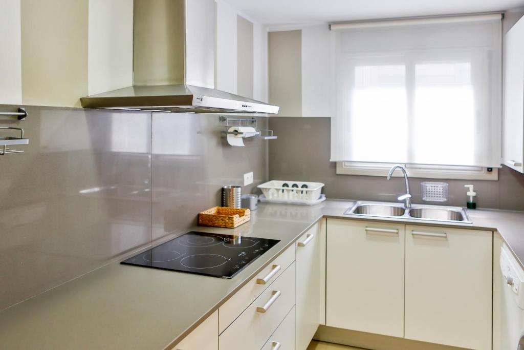 Kuchyň nebo kuchyňský kout v ubytování Apartaments Les Palmeres Coma-ruga