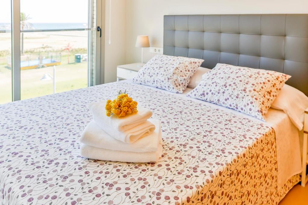 Postel nebo postele na pokoji v ubytování Apartaments Les Palmeres Coma-ruga