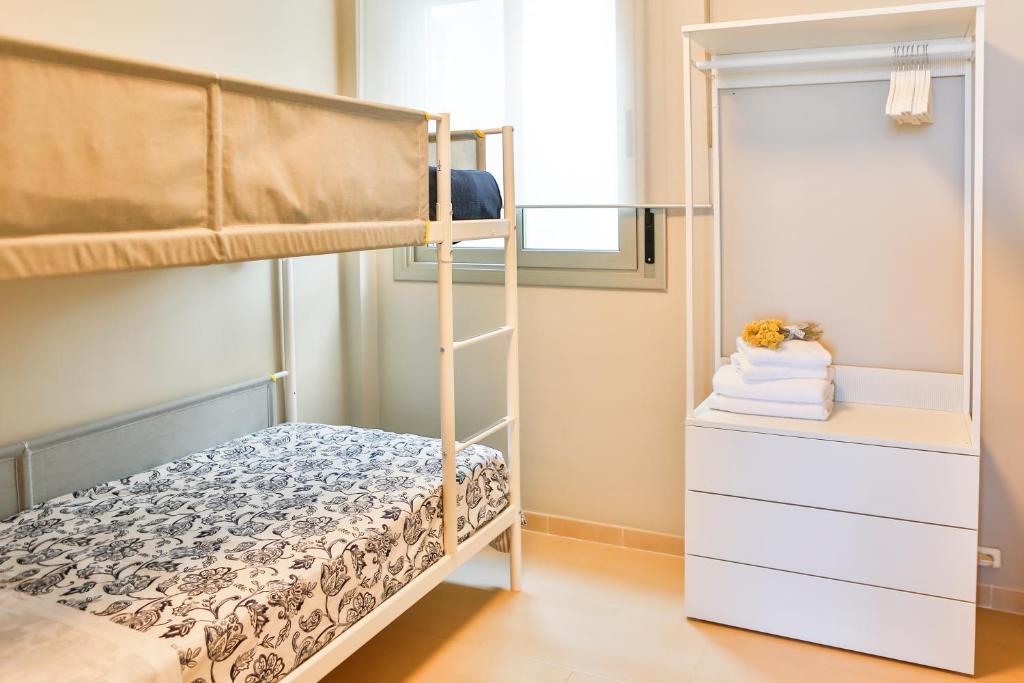 Postel nebo postele na pokoji v ubytování Apartaments Les Palmeres Coma-ruga