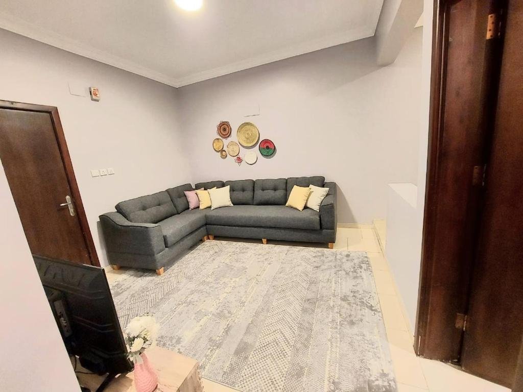 sala de estar con sofá y TV en نزل الشرقي, en Abha