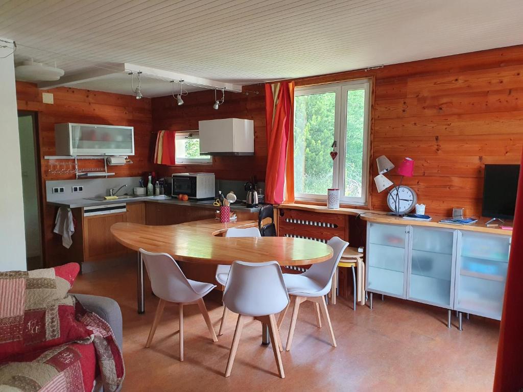Les Estaris في أورسيير: مطبخ مع طاولة وكراسي في غرفة