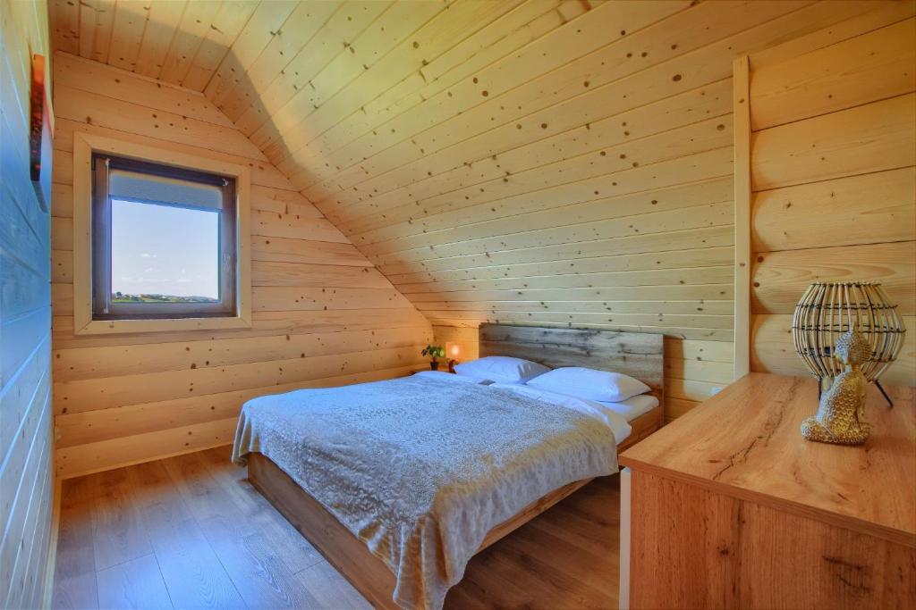 Posteľ alebo postele v izbe v ubytovaní Domki inNatura