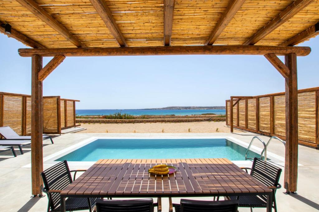 Bazén v ubytování Cato Agro 3, Seafront Villa with Private Pool nebo v jeho okolí