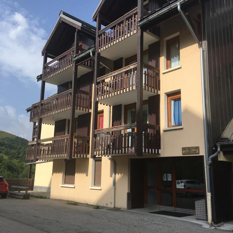 un bâtiment avec des balcons sur le côté dans l'établissement Appart st François longchamp, à Saint-François-Longchamp