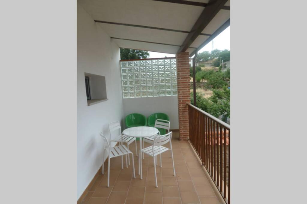 eine Terrasse mit einem Tisch und Stühlen auf dem Balkon in der Unterkunft Alojamiento VuT Rupurupay B in Aldeadávila de la Ribera