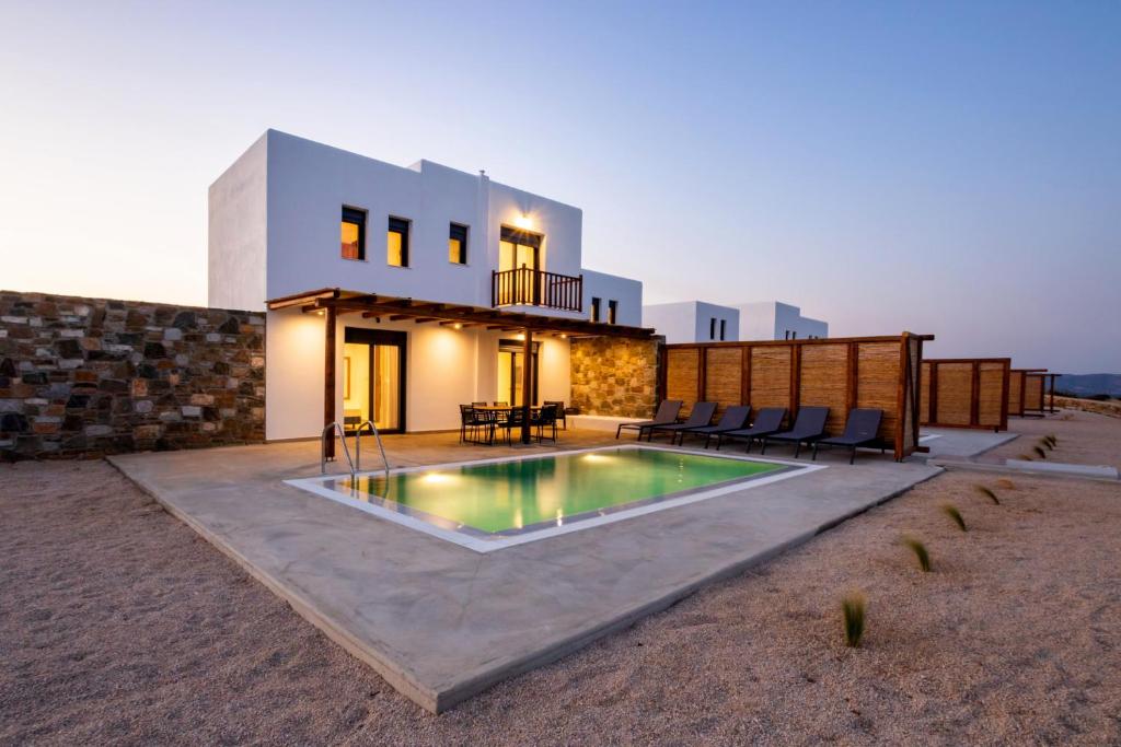 Bazén v ubytování Cato Agro 5, Seafront Villa with Private Pool nebo v jeho okolí