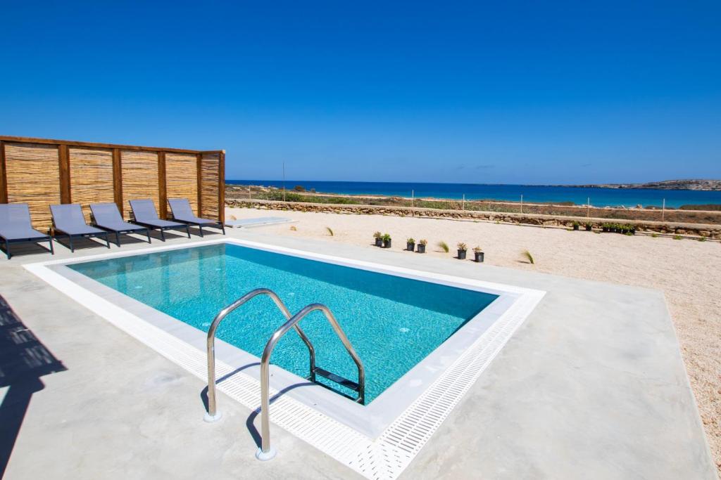 Bazén v ubytování Cato Agro 5, Seafront Villa with Private Pool nebo v jeho okolí