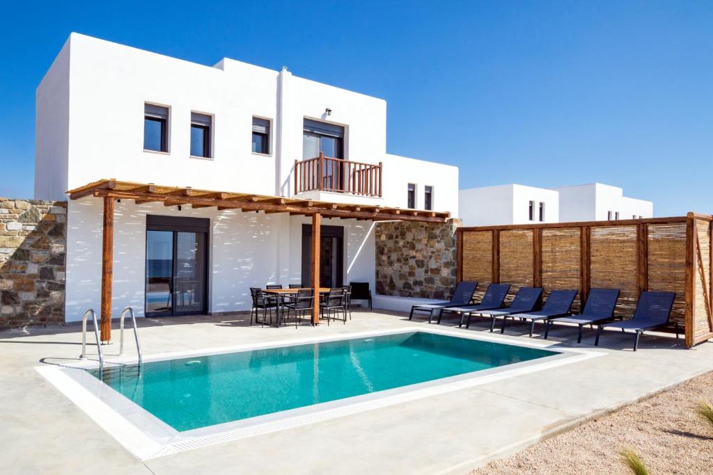 Bazén v ubytování Cato Agro 5, Seafront Villa with Private Pool nebo v jeho okolí