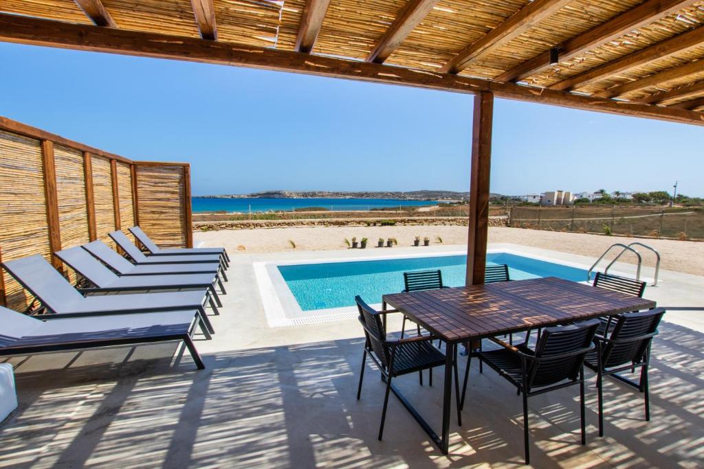 Bazén v ubytování Cato Agro 5, Seafront Villa with Private Pool nebo v jeho okolí