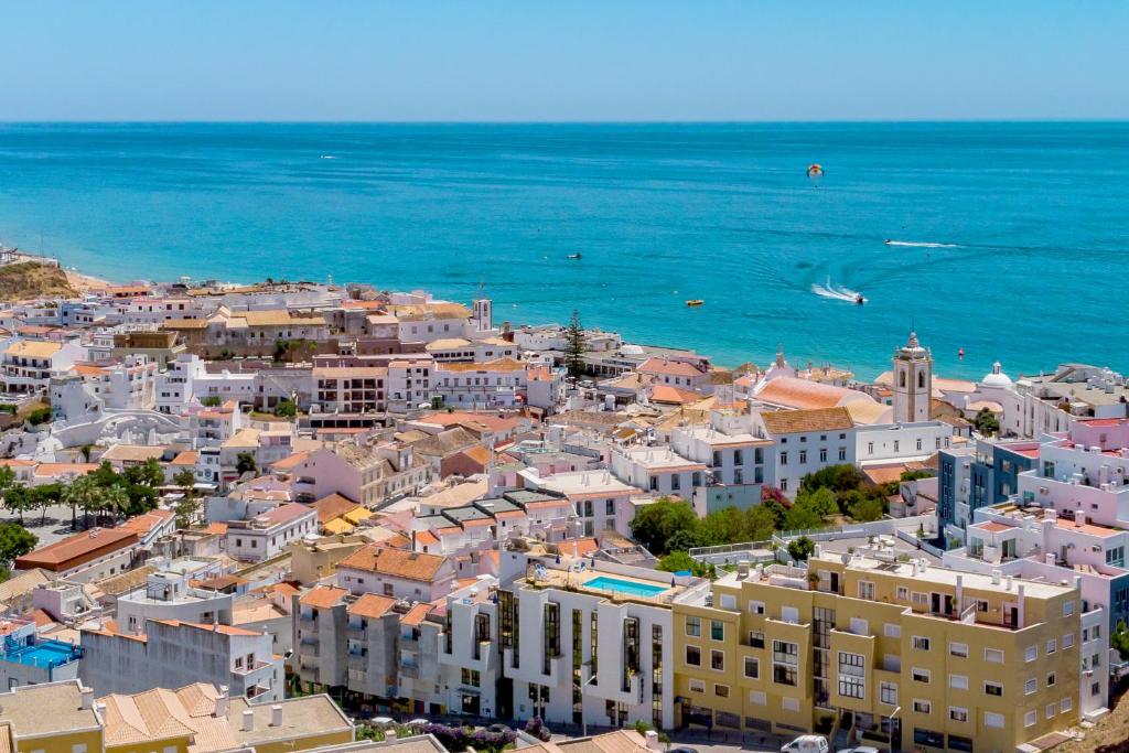 una vista aerea di una città e dell'oceano di Colina do Mar ad Albufeira