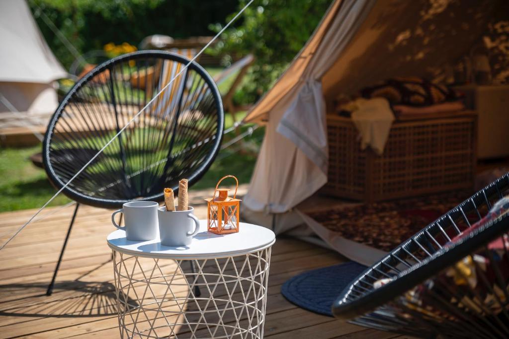 Príslušenstvo na prípravu kávy alebo čaju v ubytovaní Pokoje u Basi Glamping Mikołajki