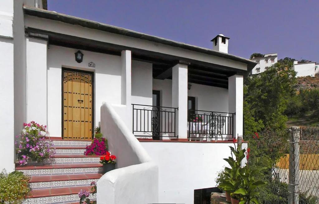 Casa blanca con puerta amarilla y escaleras en CASASBLANCAS. Casa nr 8, en Alpujarra de la Sierra