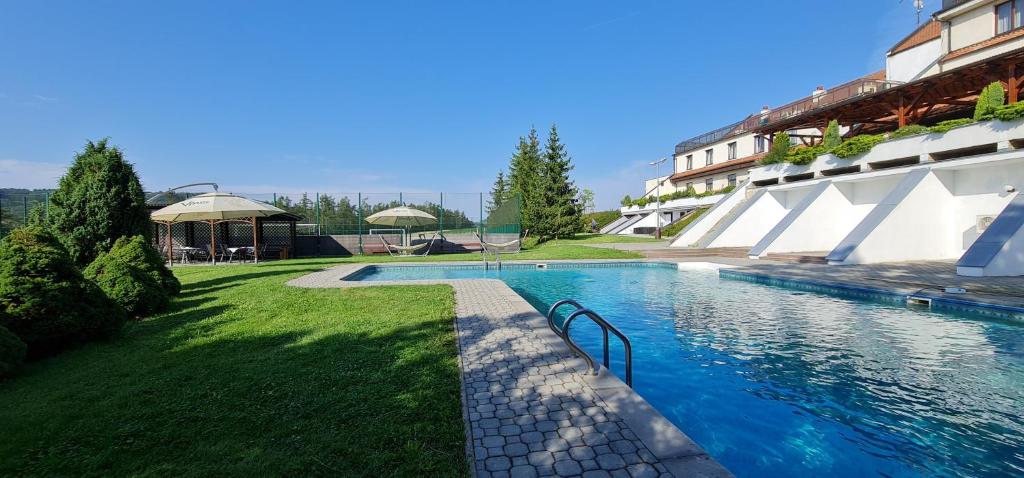 Bazén v ubytování Hotel Berounka nebo v jeho okolí