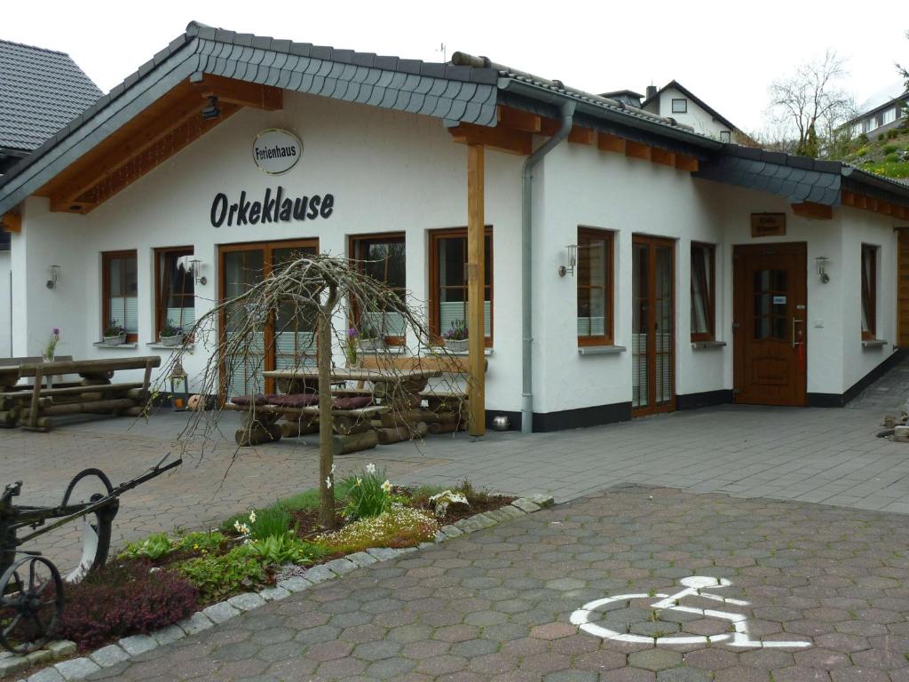 ein weißes Gebäude mit einem Schild an der Seite in der Unterkunft Ferienhaus Orkeklause in Winterberg