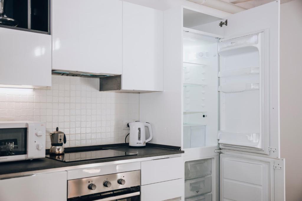 Kuchnia lub aneks kuchenny w obiekcie Guggenheim Luxury Suites By Bricola Apartments