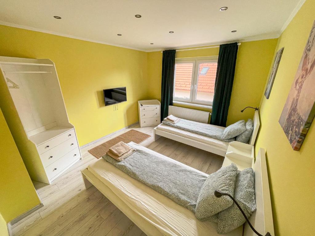 um pequeno quarto com 2 camas e uma janela em Pine&Chill2 Apartments em Balatonalmádi