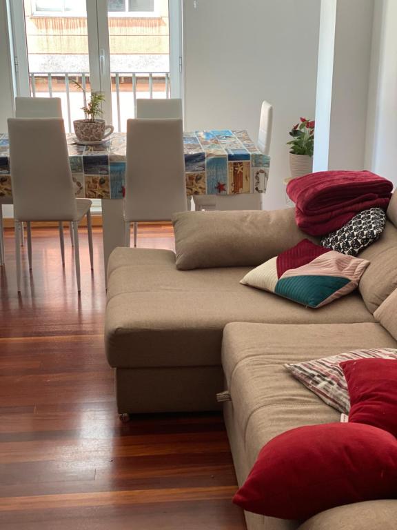 uma sala de estar com dois sofás e uma mesa em Apartamento en Boiro em Boiro