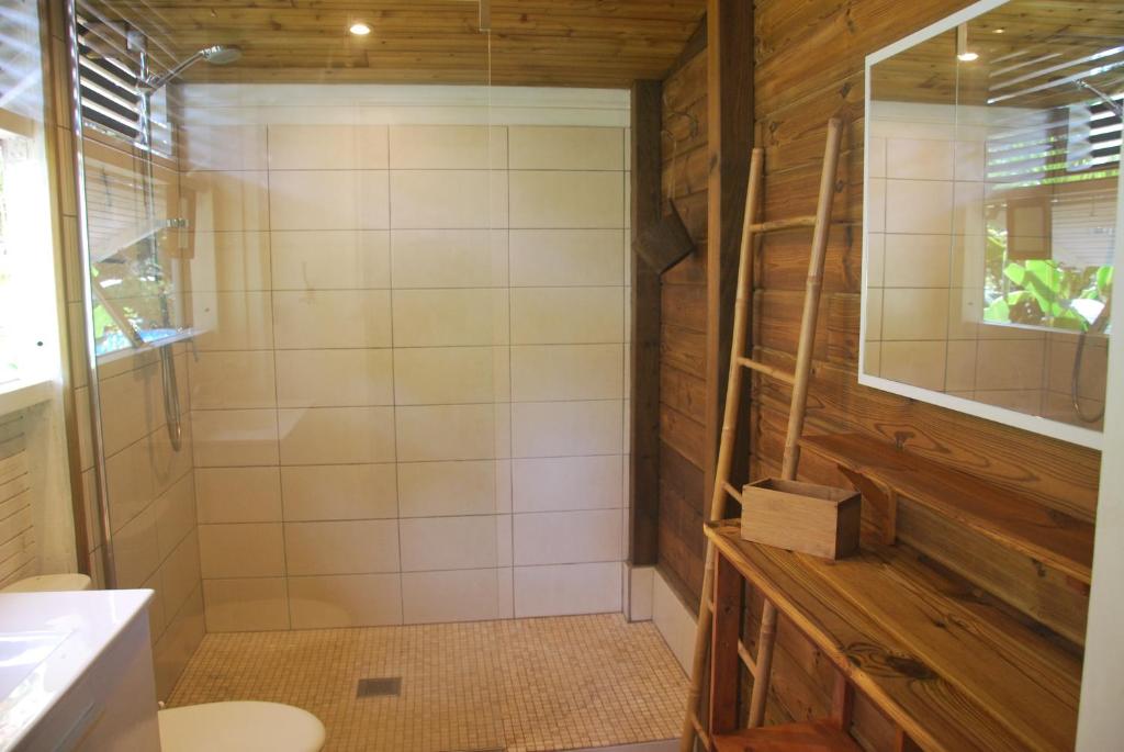 a bathroom with a shower with a toilet and a sink at Villa Kannel in Petit-Bourg