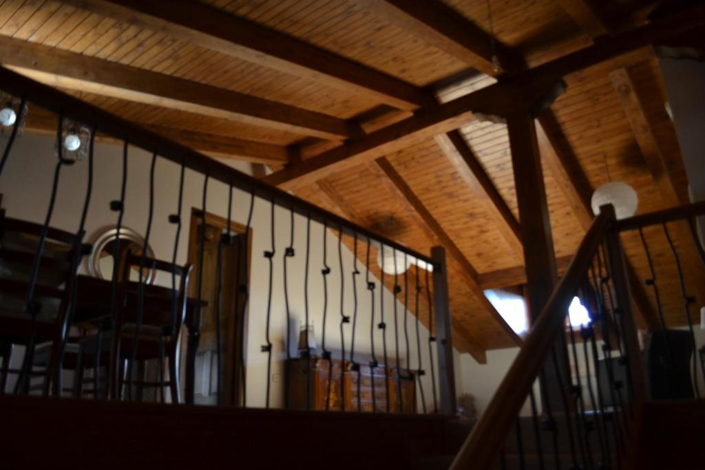 a staircase in a house with a wooden ceiling at La Cantamora Hotel Rural Pesquera de Duero in Pesquera de Duero