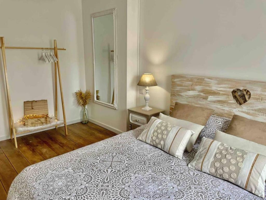 een slaapkamer met een groot bed en een spiegel bij La Romantica**** 4/6 Pers 5kms de Nausicaa in Saint-Étienne-au-Mont