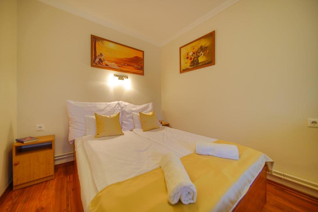 Łóżko lub łóżka w pokoju w obiekcie Mária Apartman