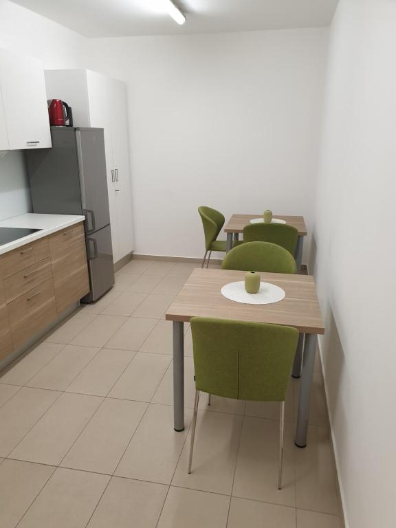 uma cozinha com 4 cadeiras e uma mesa de madeira em Bel Etage Luxury Rooms em Split