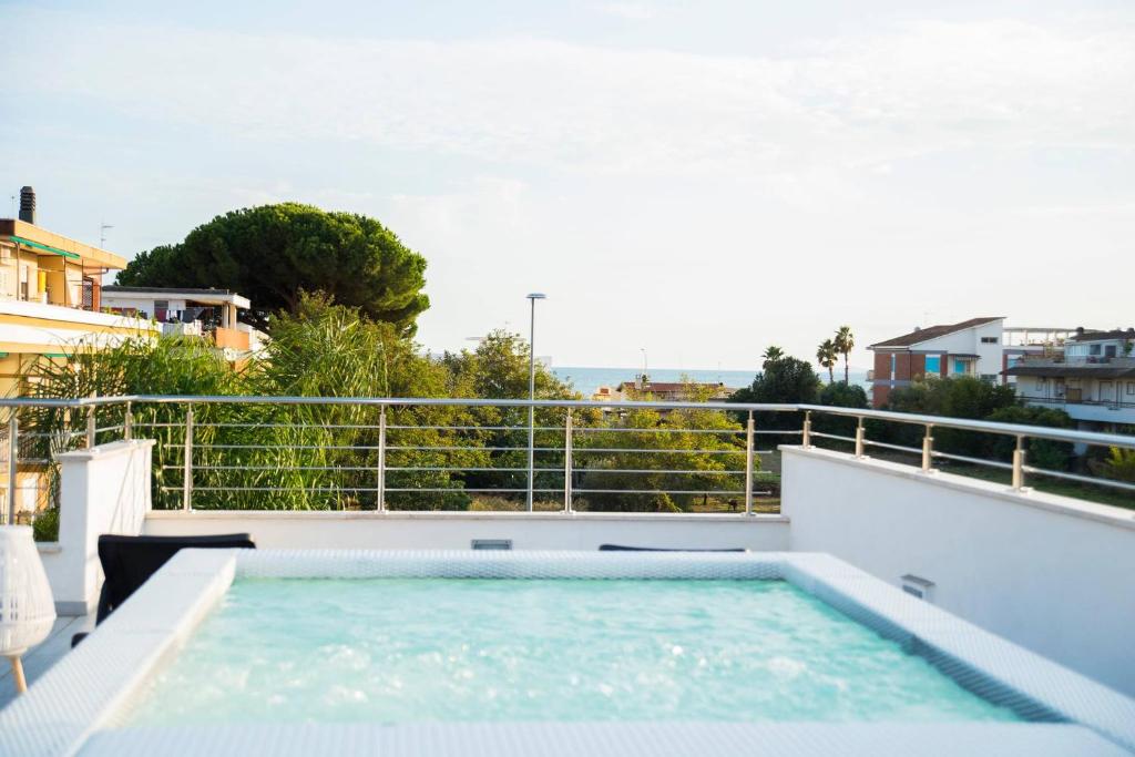 basen na balkonie domu w obiekcie Acca residence w mieście Terracina