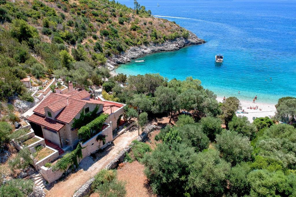een luchtzicht op een huis en een strand bij Villa BENEDETA-Dubovica Hvar in Hvar