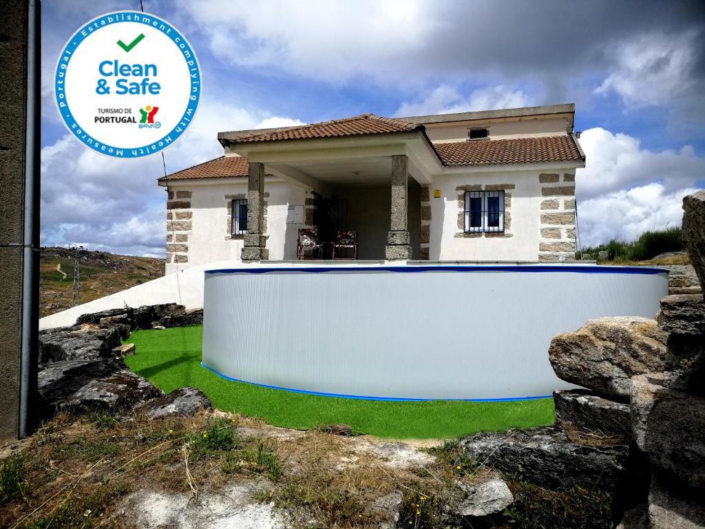 a house with a white board in front of a house at Quinta do Chãozinho in Alijó