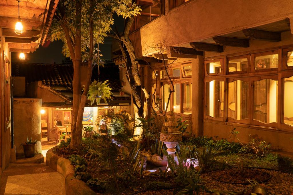 a building with a bunch of plants in front of it at Hospedaje Boutique Paz Creativa in San Cristóbal de Las Casas