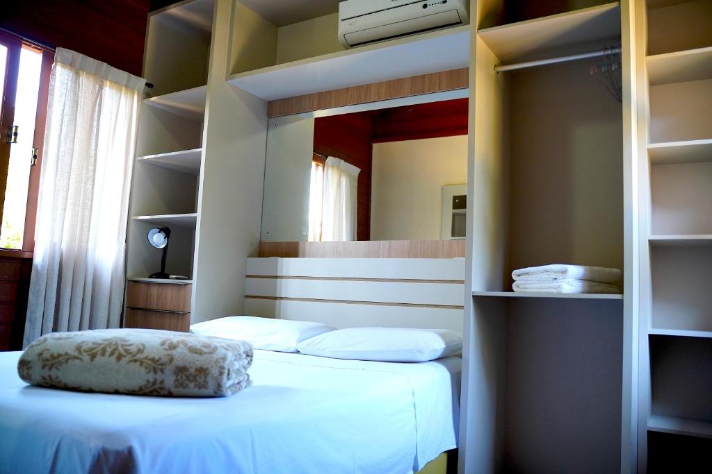 En eller flere senge i et værelse på Morada dos Prass