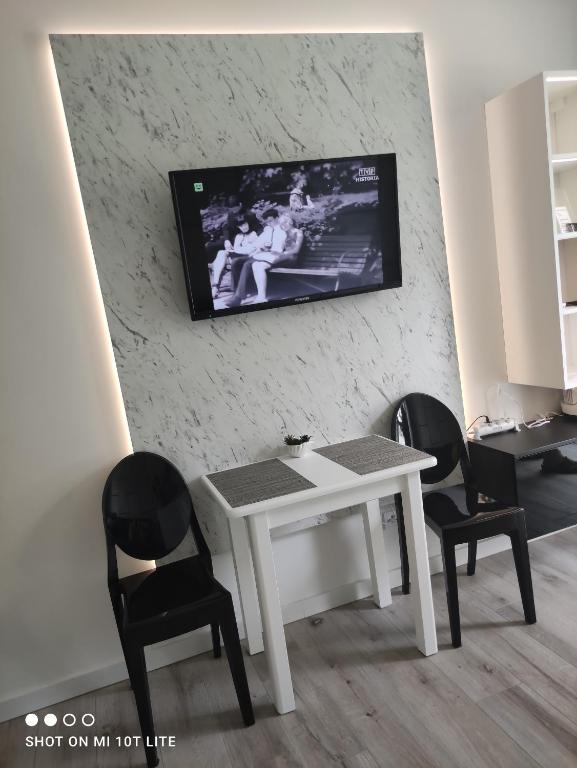 Televízia a/alebo spoločenská miestnosť v ubytovaní Apartament Tęcza