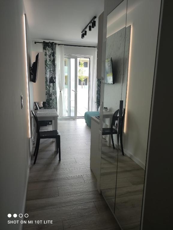 Televízia a/alebo spoločenská miestnosť v ubytovaní Apartament Tęcza