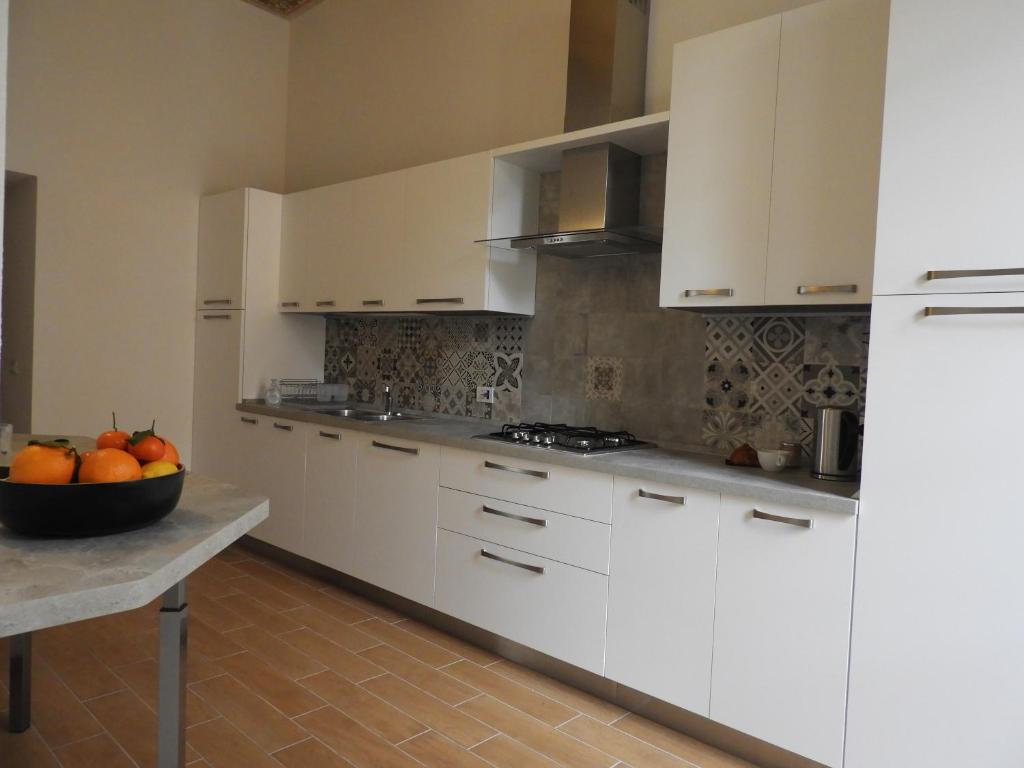 Kuchnia lub aneks kuchenny w obiekcie Villa Maghetti - modernized flat in historic palazzo in the center of Luino