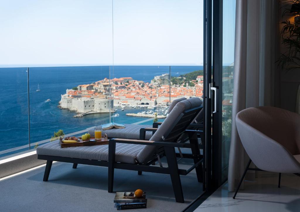 ドゥブロヴニクにあるNew & Luxury 5* with Breathtaking View- Kiki Lu Apartmentの市街の景色を望むホテルルーム