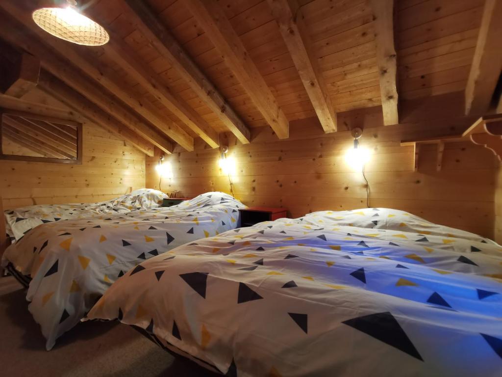 Postel nebo postele na pokoji v ubytování Appartement - dans le chalet Carmazin