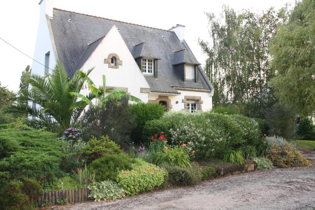 una casa con un jardín delante de ella en Kerstran, en Brech