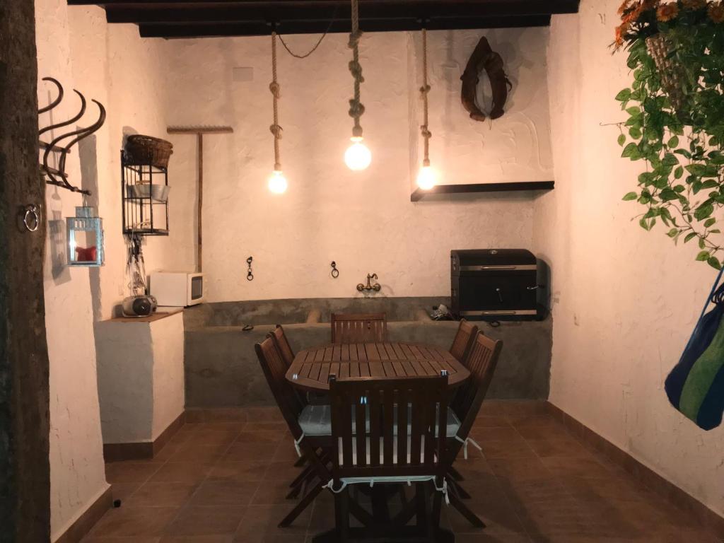 - une salle à manger avec une table et des chaises dans l'établissement Casa rural La Rosa de Llerena, à Llerena