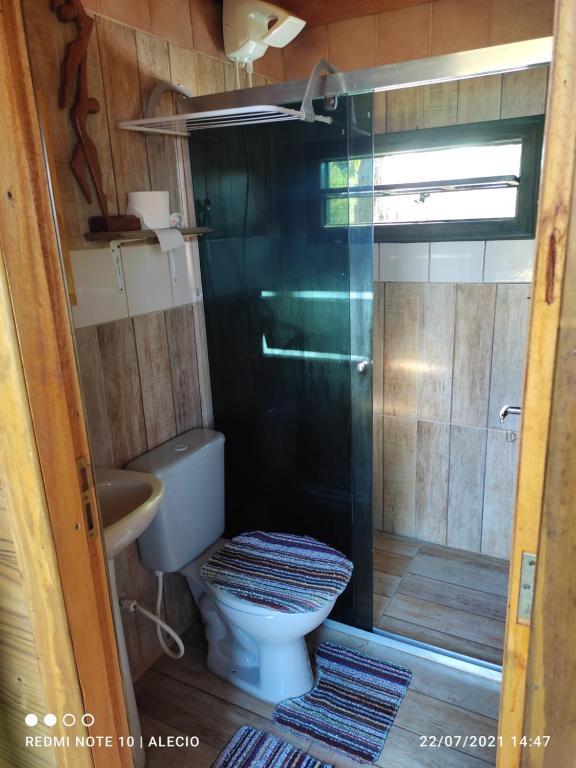 un piccolo bagno con wc e doccia di cabanasluar a São Francisco de Paula