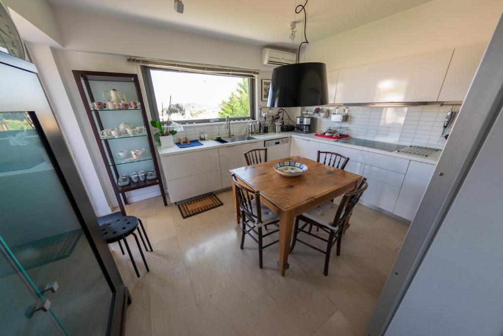 Kuchyň nebo kuchyňský kout v ubytování Villa Waves - Agios Nikolaos Anavyssos