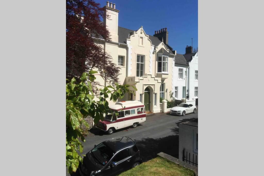 ein alter Bus, der vor einem Haus parkt in der Unterkunft Entire Maisonette Torquay Newly Renovated in Torquay