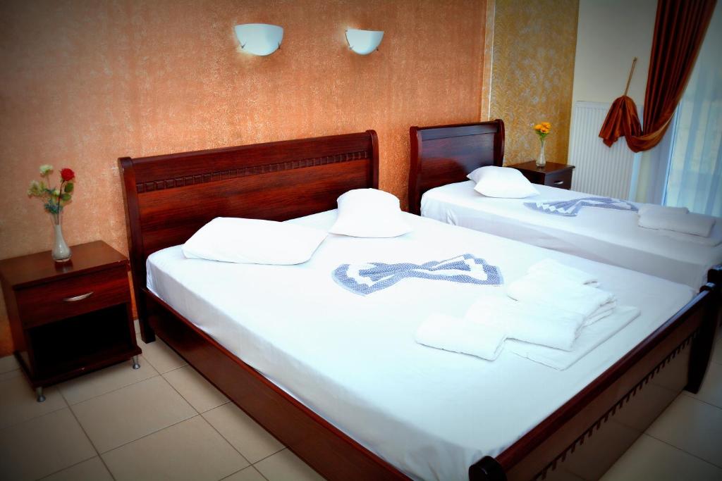Łóżko lub łóżka w pokoju w obiekcie Hotel Paris