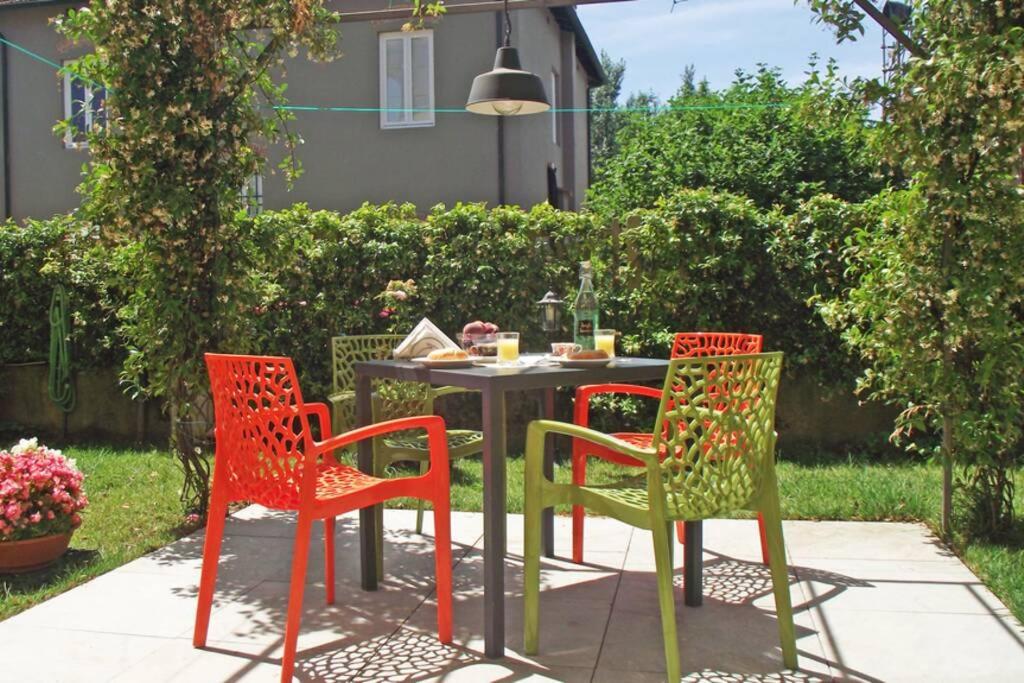 a table with four chairs in a garden at Il Gioiellino in Lucca