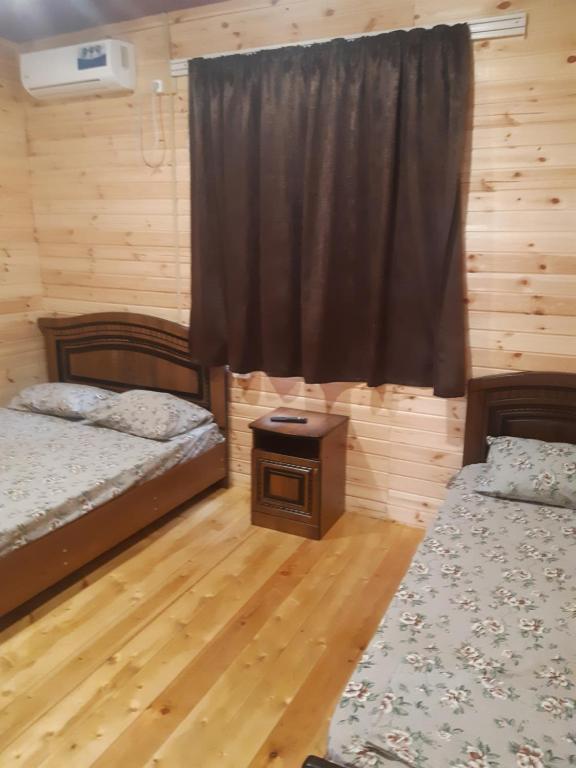 ゴルビツカヤにあるKuban-3のベッドルーム1室(ベッド2台付)、窓(テーブル付)