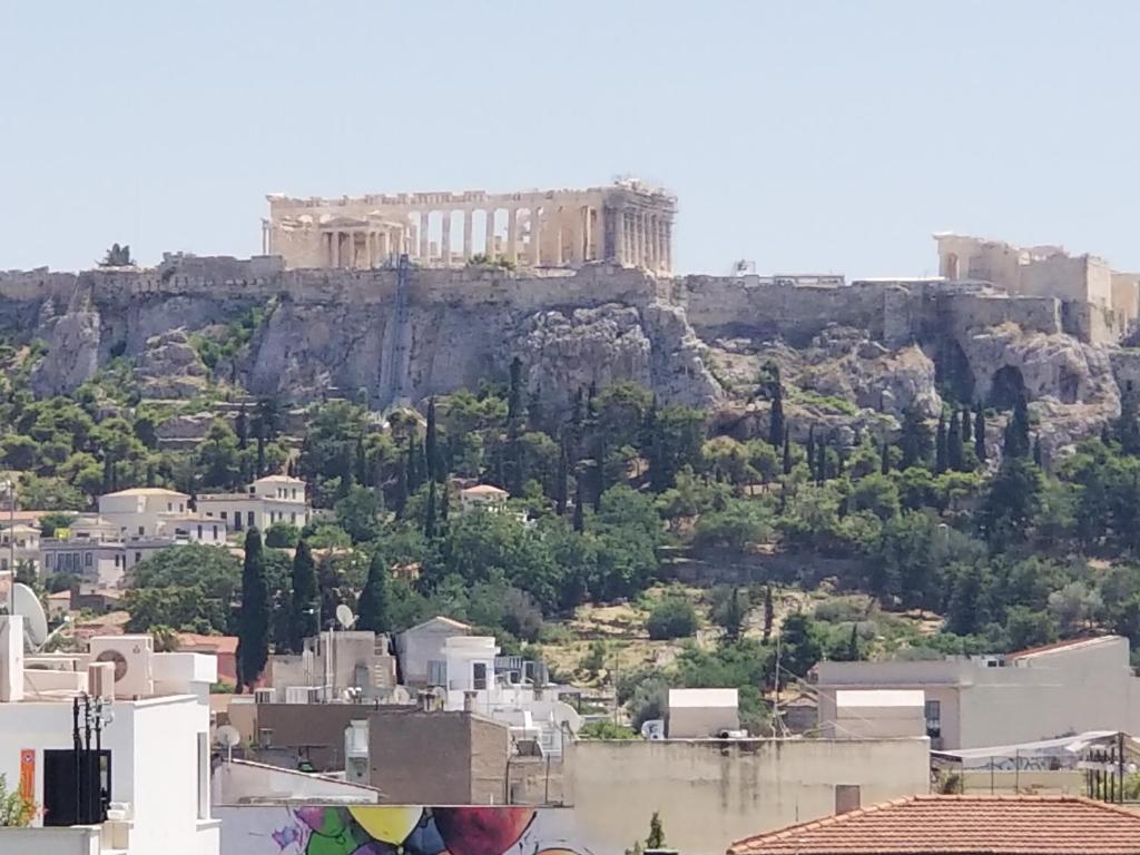 einen Blick auf die Akropolis von der Stadt Athens in der Unterkunft ENILION ATHENS , CITY CENTER WITH VIEW TO ACROPOLIS in Athen