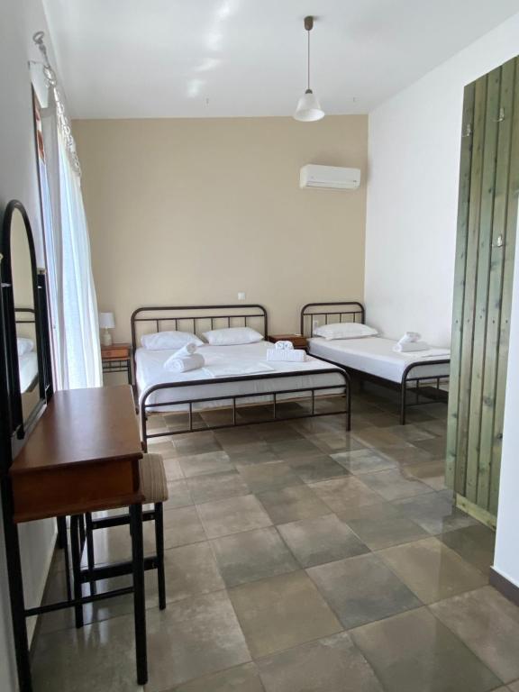 Postel nebo postele na pokoji v ubytování Kryoneri village