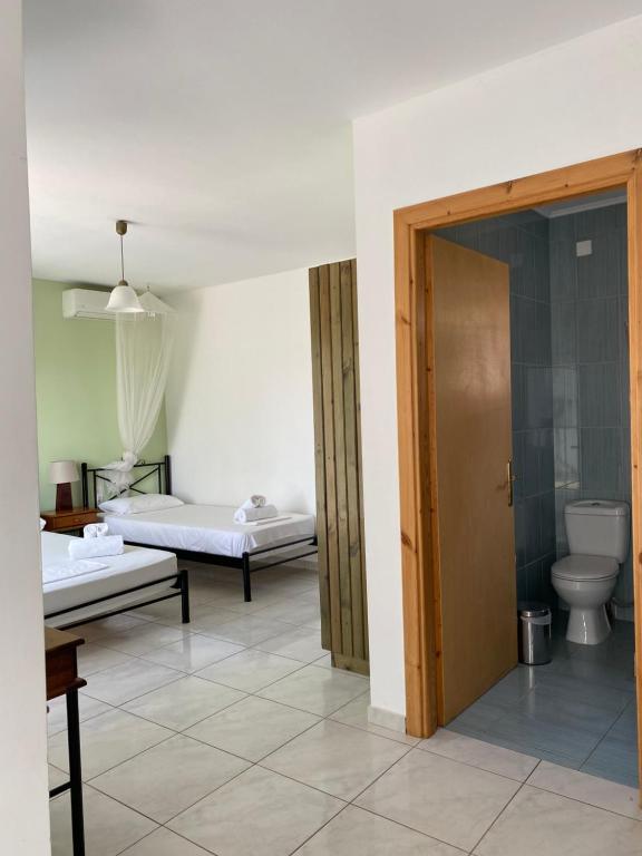 Postel nebo postele na pokoji v ubytování Kryoneri village