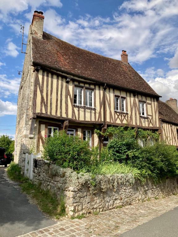une vieille maison sur le côté d'une rue dans l'établissement Logis « Henriette » • Maison du XVe siècle, à Provins